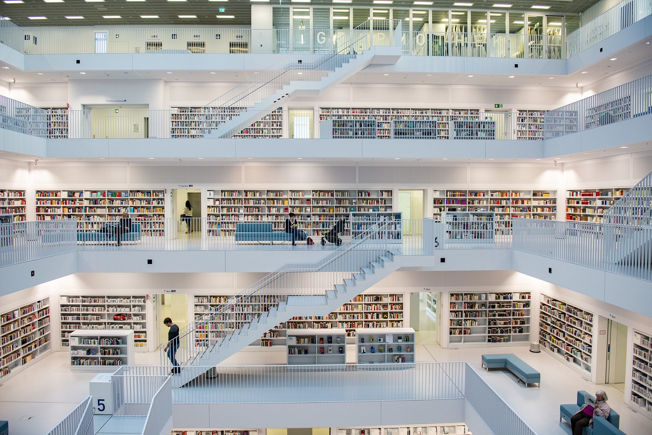 ספריה מודרנית בשטוטגרט Stadtbibliothek Stuttgart דוגמא לעיצוב פנים מודרני במיטבו